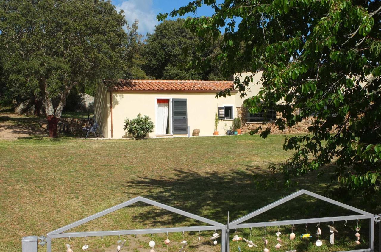 Villa Li Pireddi à Aglientu Extérieur photo